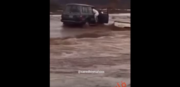 بالفيديو.. إنقاذ شاب علقت مركبته وسط السيول