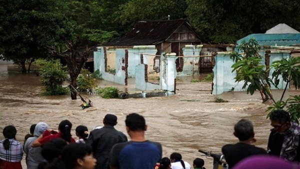 السيول تَقْتِل 46 في إندونيسيا وتلحق أضراراً بآلاف المنازل