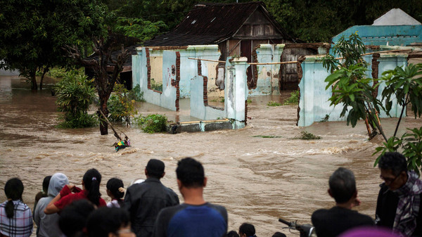 مقتل 24 شخصاً وفقدان 26 آخرين في سيول إندونيسيا
