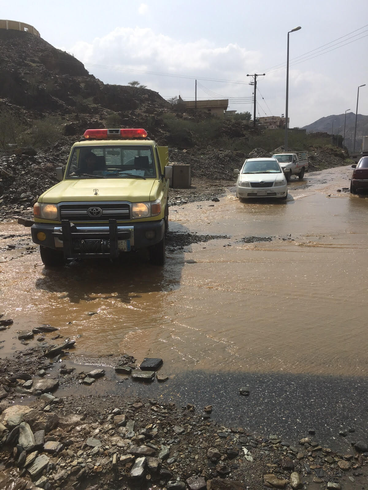 مدني الباحة يحذر من التقلبات الجوية: على الجميع الابتعاد عن مجاري السيول