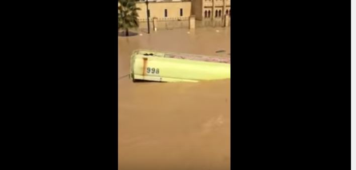 بالفيديو.. غرق آليات الدفاع المدني في سيول الدلم