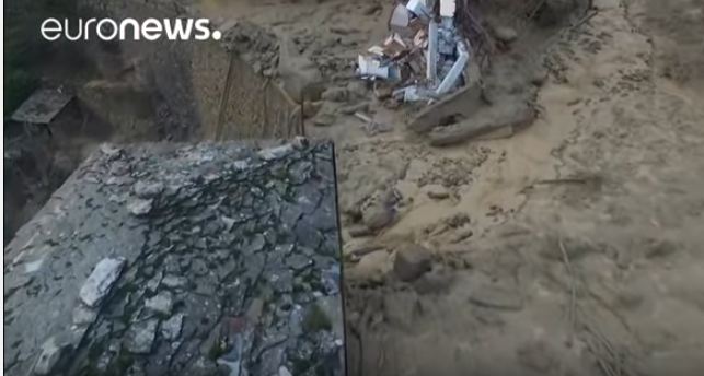 بالفيديو.. مقتل شخصين وإجلاء المئات جراء السيول شمال إيطاليا