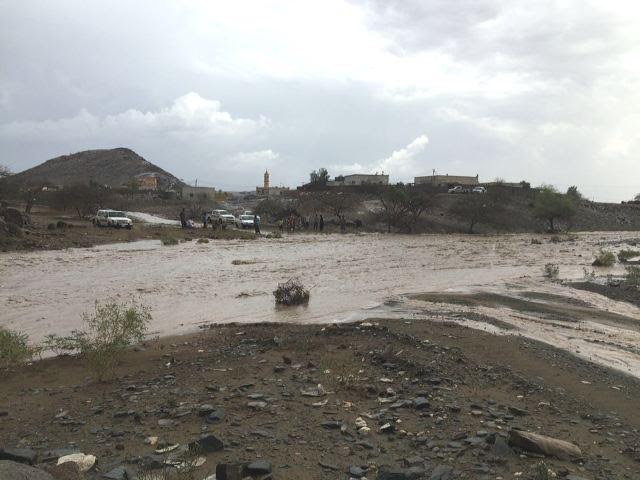 شاهد.. السيول تحتجز مواطنين في مليحة وبني الذيب بـ #محايل