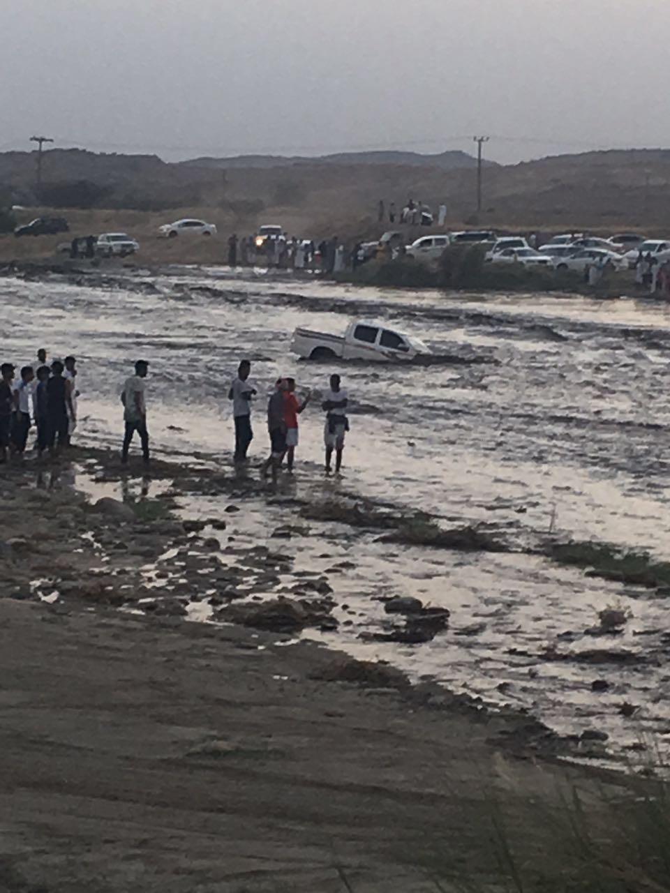 شاهد.. السيول تحتجز عائلة وتجرف سيارة للدفاع المدني في #جازان