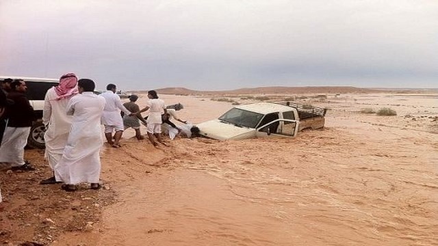 مدني الشمالية ينقذ 4 حالات احتجزتها السيول