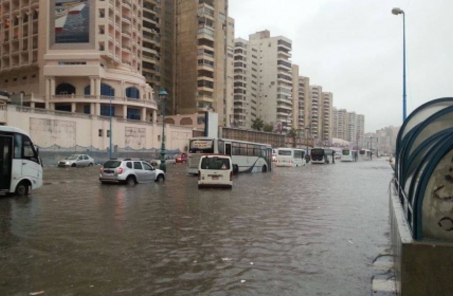 بالفيديو والصور.. 18 قتيلاً وإصابة 73 جراء السيول في مصر