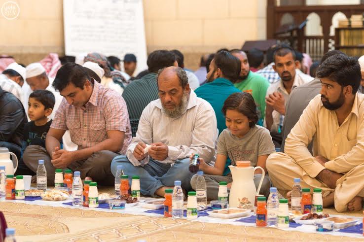 سُفَر إفطار الصائم تُزَيّن المملكة في رمضان ‫(1)‬
