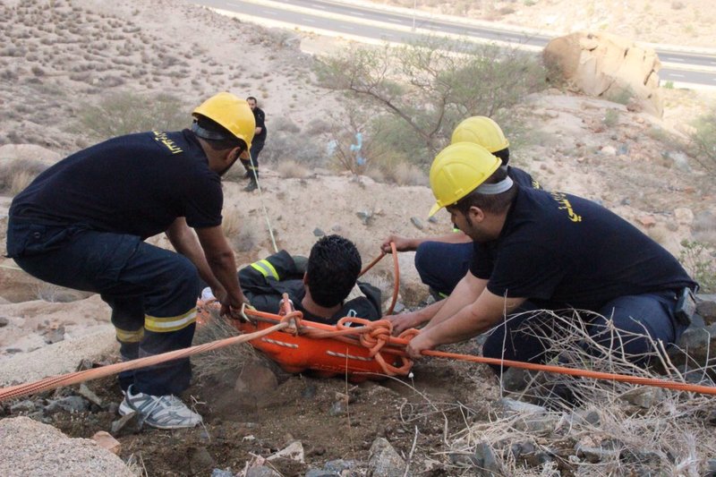 بالصور.. نزهة تنتهي بسقوط مروّع وإصابة لشاب في هدا الطائف