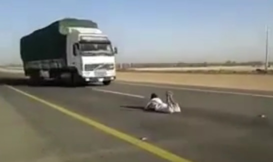 فيديو مستهجن .. شاب مستهتر يلقي نفسه أمام شاحنة مسرعة