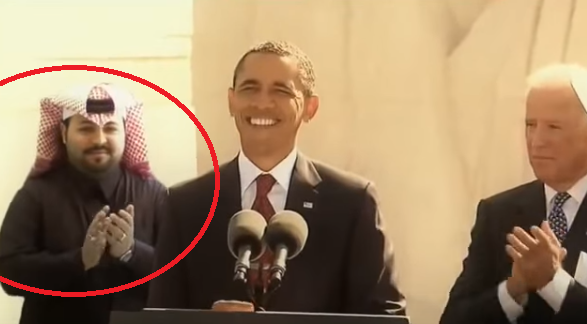 بالفيديو.. شاب سعودي يكشف سر وقوفه خلف أوباما بأحد خطاباته