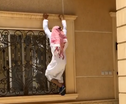 بالفيديو.. شاب سعودي يتسلق مبنى من ثلاثة أدوار في أقل من 20 ثانية