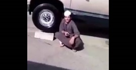 شاهد.. شاب سعودي يوقف سيارته على 4 فناجين شاي!