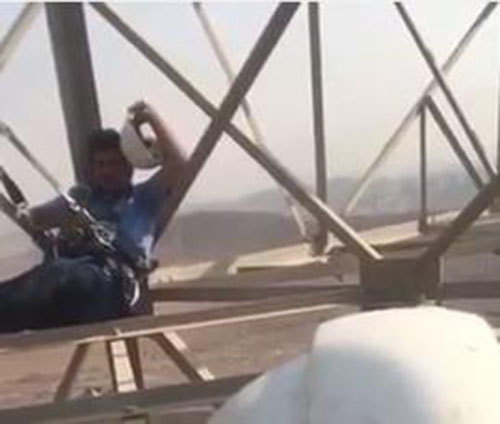 شاب سعودي يستريح من عمله فوق برج كهرباء