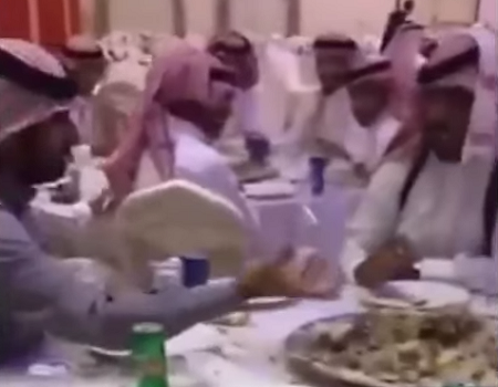 فيديو طريف.. شاب لصديقه بحفل زواج: يا ابن الحلال خلصت اللحم