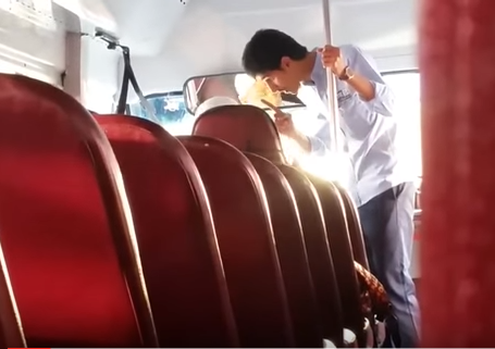 شاهد بالفيديو.. شاب يقتحم حافلة للطالبات ويتشاجر مع السائق