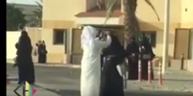 بالفيديو.. مواطن يفاجئ أخته المتخرجة أمام الكلية