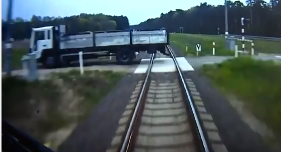 بالفيديو.. شاب يخاطر بحياته لإنقاذ ركاب قطار اصطدم بشاحنة