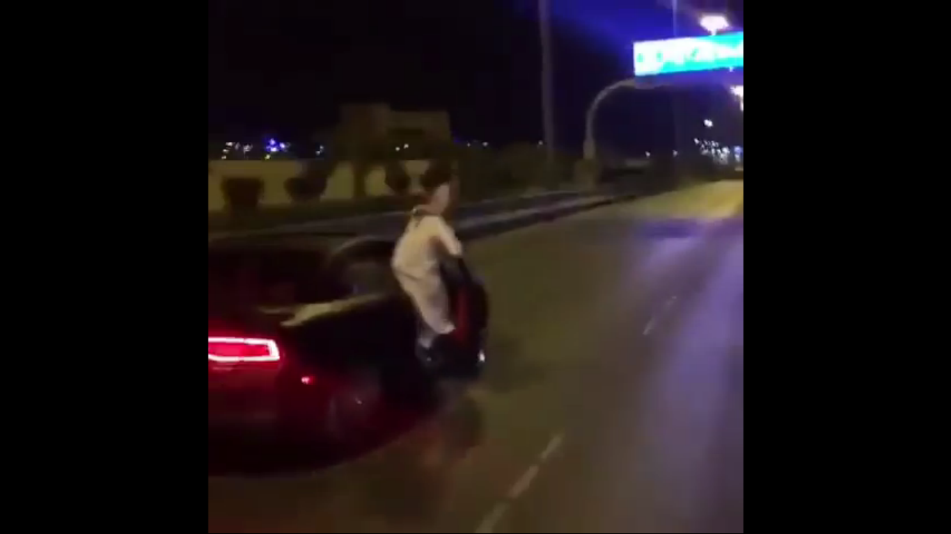 فيديو.. شابٌ يخرج بجسده من السيارة أثناء سيرها.. ومطالب بمعاقبته!