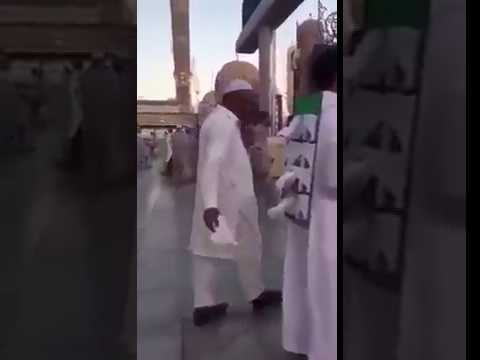 شاهد.. شاب في المسجد النبوي الشريف يخدم ضيوف الرحمن بطريقة مختلفة