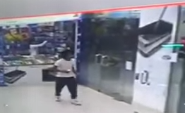 فيديو.. ملاحقة شاب سرق جوالاً من محل بالرياض