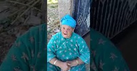 فيديو صادم.. شاب يعتدي على أمه المسنة بالضرب المبرح ويهددها بالسلاح!