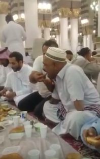 بالفيديو.. شاب يطعم رجلاً بلا يدين بالمسجد النبوي تجسيداً لمعنى الإنسانية