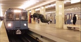 شاهد.. شاب يقفز بلياقة مذهلة أمام مترو مسرع