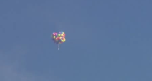 بالفيديو.. كندي يقفز من طائرة في كرسي ربط فيه بالونات هيليوم