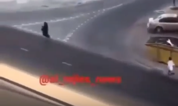 بالفيديو.. شاب يطارد فتاة ويستولي على حقيبتها بالكويت