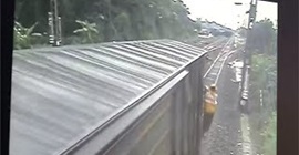 شاهد.. رجل يفقد ساقه أثناء إنقاذ حياة امرأة صماء أمام قطار