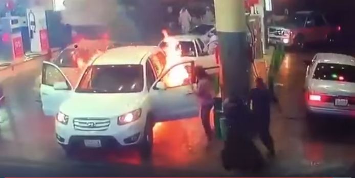 بالفيديو.. شاب يخاطر بحياته لإنقاذ أمه بعد احتراق سيارته