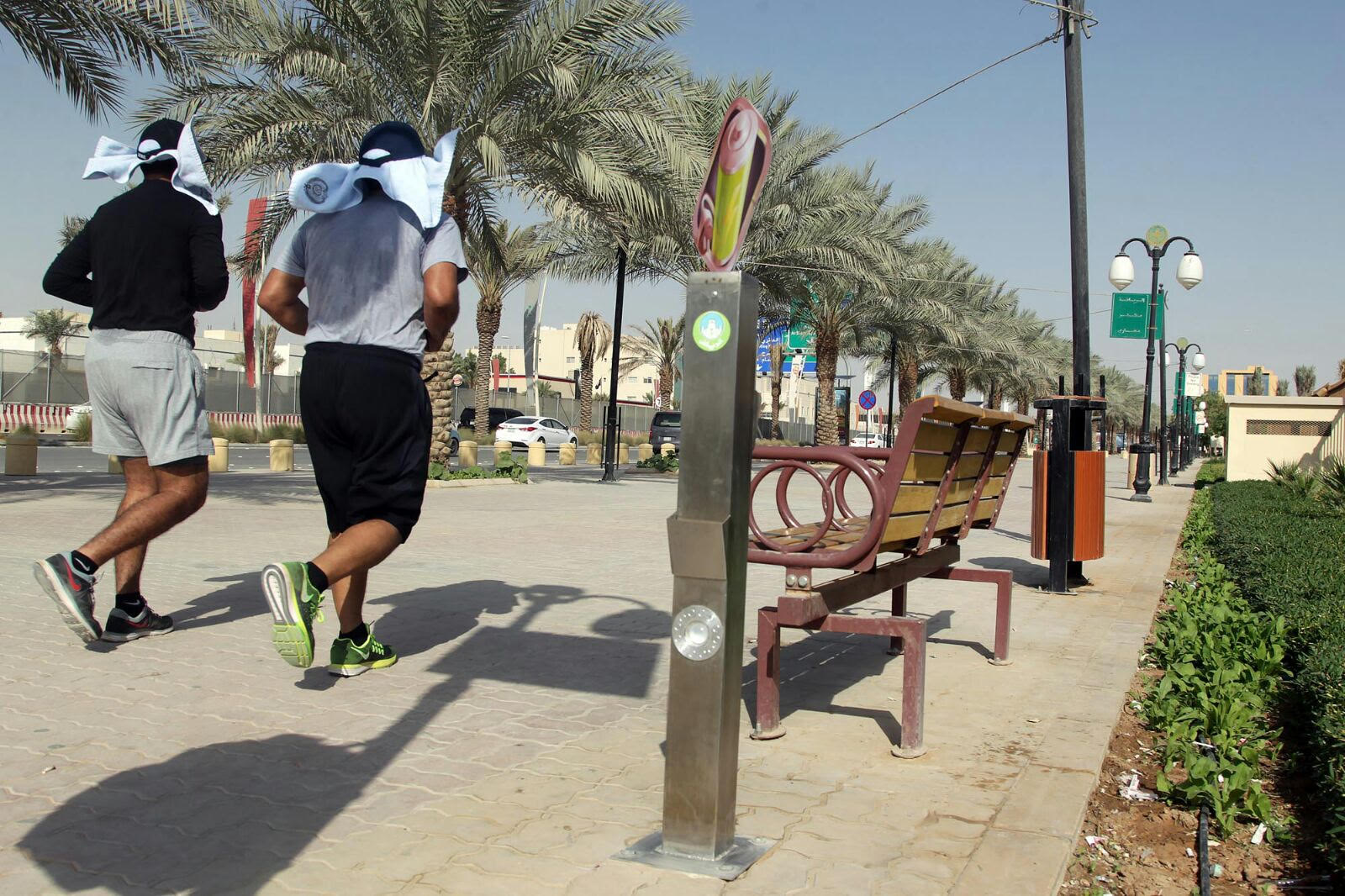 بالصور.. شواحن مجانية للهواتف في حدائق #الرياض