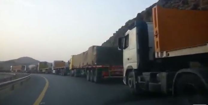بالفيديو.. “المواطن” توثِّق تكدُّس الشاحنات بعقبة شعار