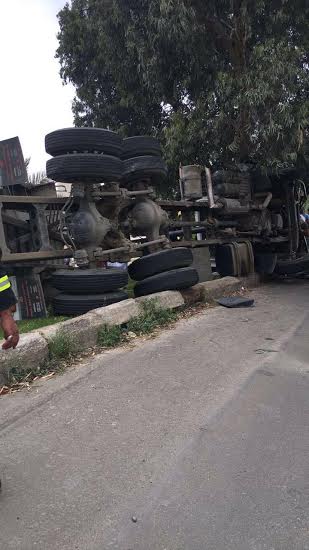 احتجاز قائد شاحنة بعد اصطدامة بلوحة تعريفية بالطائف