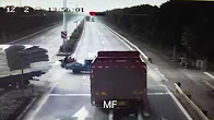 مشهد مروّع.. شاحنة تدهس طفلاً أمام أمه