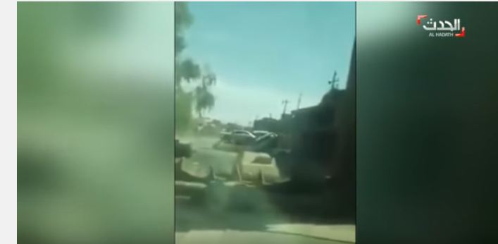 بالفيديو.. قائد شاحنة يعترض مركبة مفخخة قبل تفجيرها