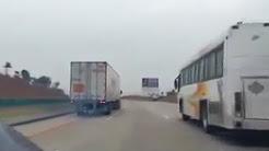 مطاردة مثيرة لشاحنة على طريق سريع تنتهي بكارثة