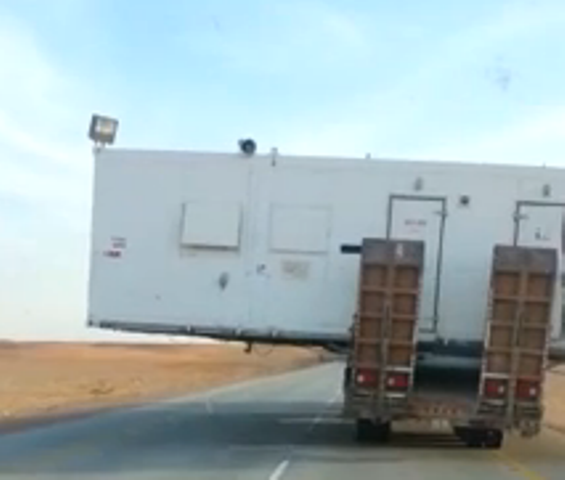 بالفيديو.. شاحنة تحمل “براكسات” تهدد بهلاك من يقابلها