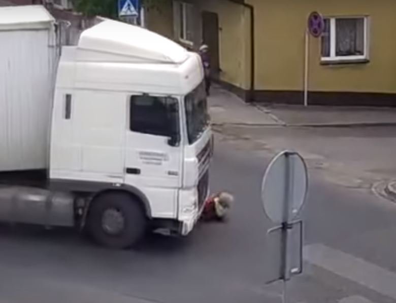 فيديو مروع.. شاحنة تدهس مُسنة حاولت عبور الطريق