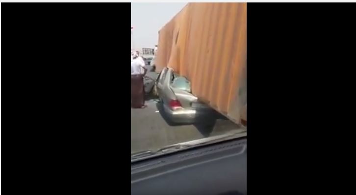 بالفيديو.. شاحنة تدهس سيارة وتهشمها وقائدها ينجو من موتٍ محققٍ