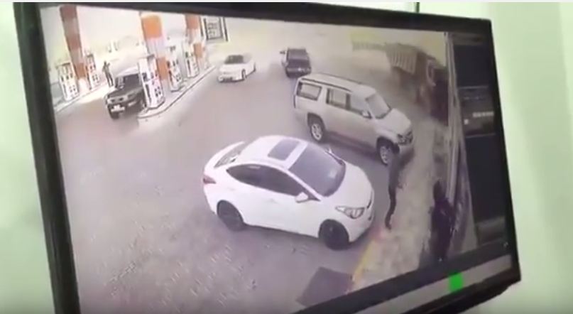 بالفيديو.. شاحنة تقتحم محلاً في الرياض وتستقر بداخله
