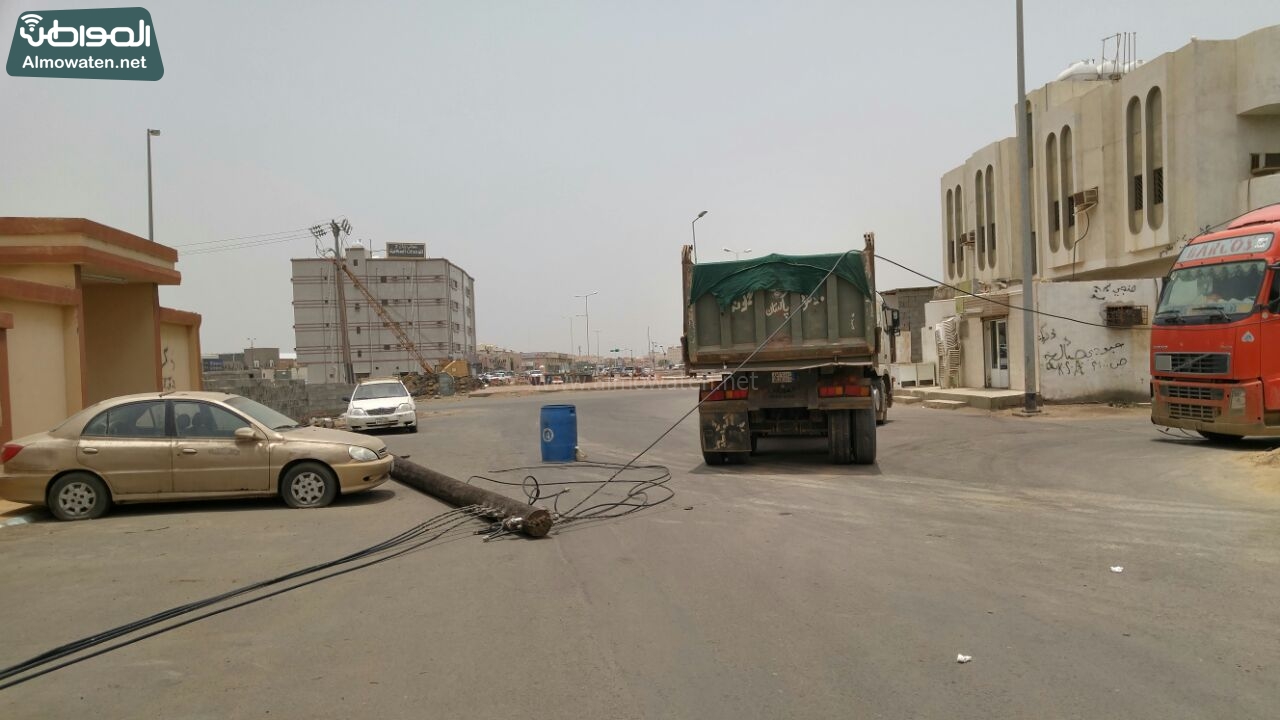 شاحنة تقطع الكهرباء عن حي مطار جازان (1)