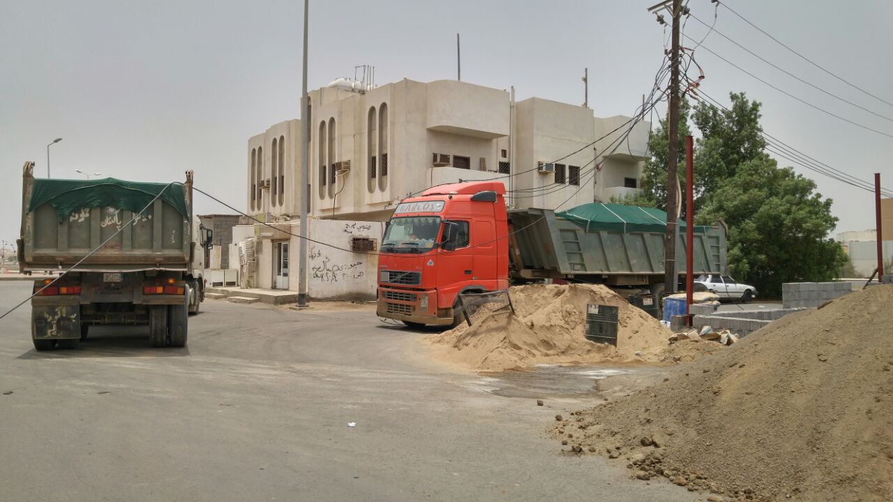شاحنة تقطع الكهرباء عن حي مطار جازان (4)