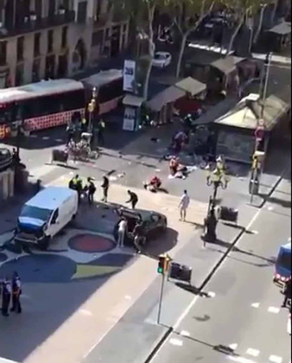 الشرطة تحاصر مسلحين تحصنا داخل مطعم بعد حادث الدهس في برشلونة