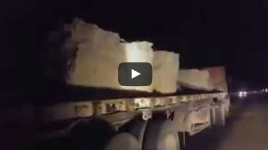 بالفيديو.. شاحنة بدون لوحات أو غطاء تحمل صخورًا في الرياض