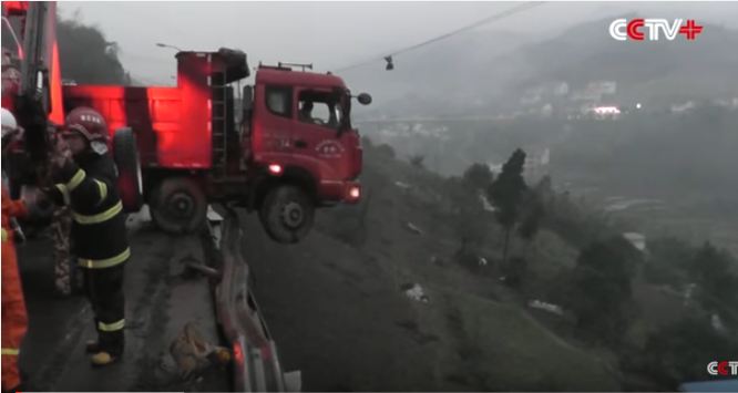 شاهد.. شاحنة معلقة على حافة منحدر جبلي .. هل تم إنقاذ ركابها؟