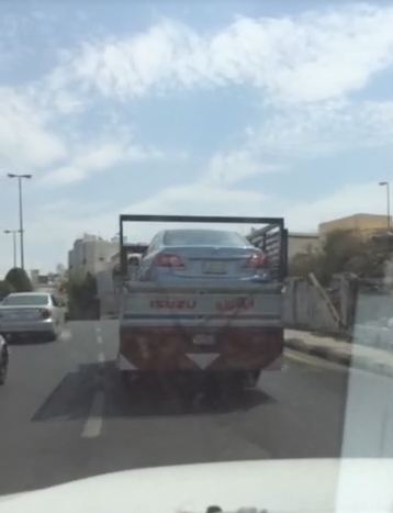 بالفيديو.. شاحنة تحمل سيارة أخرى معرضة المواطنين للخطر