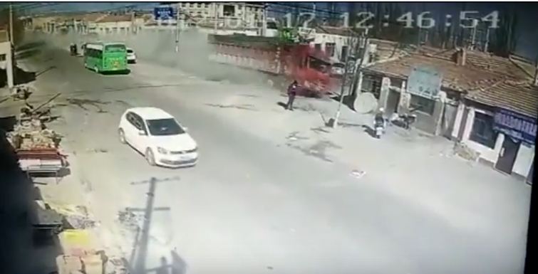 بالفيديو.. شاحنة مسرعة تهدم 3 منازل وتقتل 5 في الصين