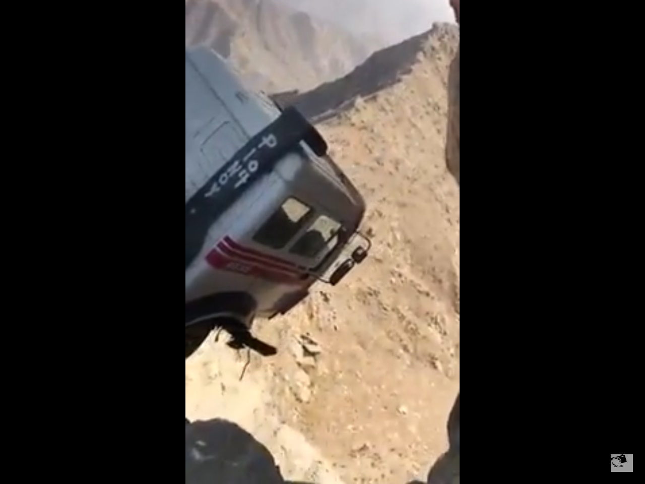 فيديو لا يُصدق.. شاحنة مُعلقة بين الأرض والسماء!