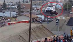 بالفيديو.. شاحنة تدخل “غينيس” بعد طيرانها 50 متراً في الهواء